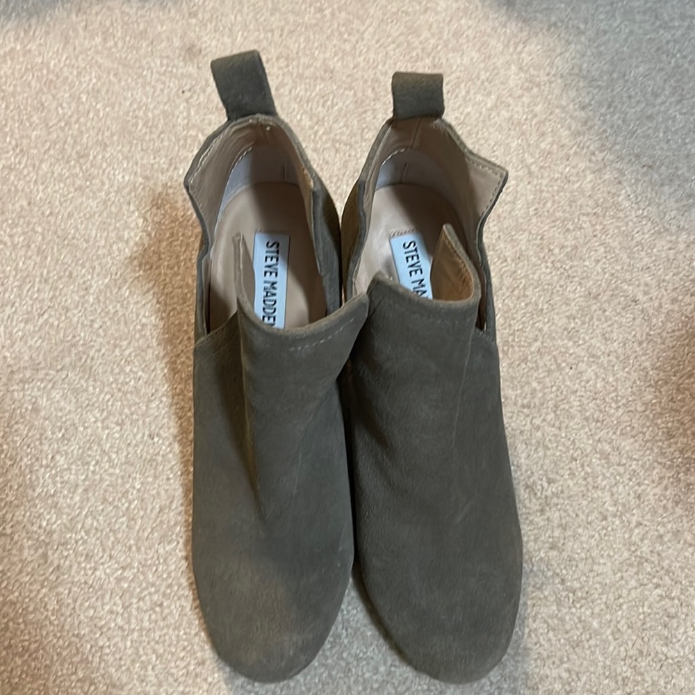 Steve Madden taupe suede booties